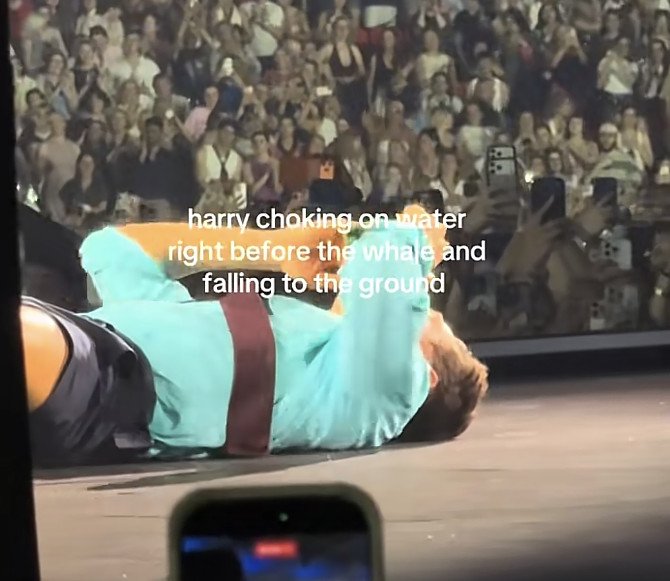 Gimmick Sembur Air Berujung Petaka, Harry Styles Tersedak dan Tumbang Sesaat di Konser London