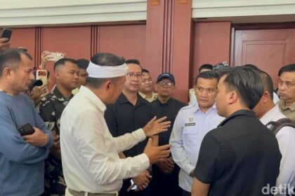PCMB Jabar Kisruh Sampai Orang Tua Geruduk Disdik, Dedi Mulyadi Ngamuk dan Copot Kepala Tikomdik