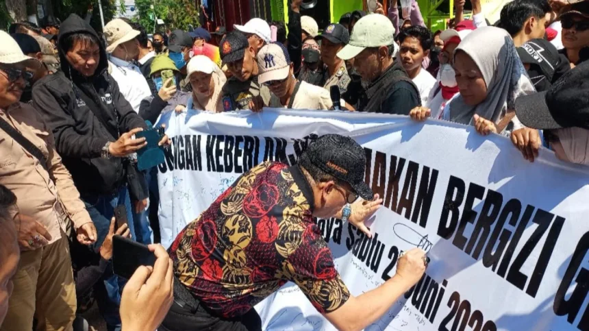 Sewa Bus hingga Pikap, 7.000 Warga Banyuwangi Gelar Aksi Damai Dukung Program MBG