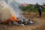 Musim kemarau meningkatkan risiko kebakaran dan pencemaran udara akibat kebiasaan membakar sampah yang masih banyak dilakukan masyarakat.