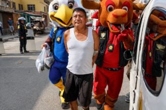 Menyamar Jadi Maskot Piala Dunia, Polisi Peru Bongkar Sarang Narkoba di Lima