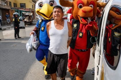 Menyamar Jadi Maskot Piala Dunia, Polisi Peru Bongkar Sarang Narkoba di Lima