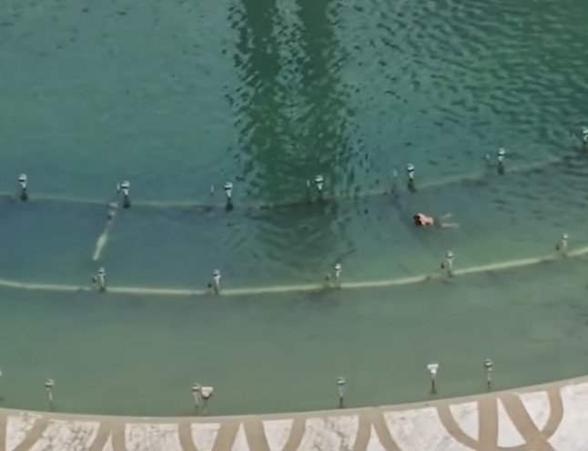 Bikin Jantungan! Dikira Warga Nekat Berenang di Kolam Bundaran HI, Ternyata Ini Fakta Sebenarnya