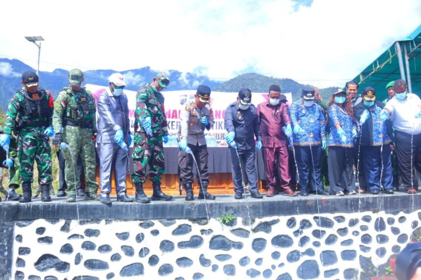 TNI-Polri dan Pemda Puncak Jaya Musnahkan 108 Botol Miras Cap Tikus