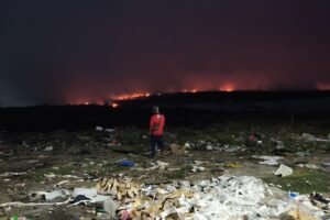 9 Jam Membara! Amukan Api Lahap 2 Hektare TPA Jatiwaringin Tangerang, Status Masih Siaga Merah