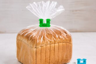 Penjepit plastik kecil pada kemasan roti atau bread clip ternyata memiliki fungsi penting dalam sistem distribusi dan pengelolaan stok, namun warna yang digunakan tidak selalu menunjukkan hari produksi karena setiap produsen memiliki kode internal yang berbeda.
