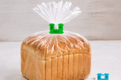 Penjepit plastik kecil pada kemasan roti atau bread clip ternyata memiliki fungsi penting dalam sistem distribusi dan pengelolaan stok, namun warna yang digunakan tidak selalu menunjukkan hari produksi karena setiap produsen memiliki kode internal yang berbeda.