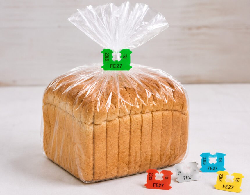 Penjepit plastik kecil pada kemasan roti atau bread clip ternyata memiliki fungsi penting dalam sistem distribusi dan pengelolaan stok, namun warna yang digunakan tidak selalu menunjukkan hari produksi karena setiap produsen memiliki kode internal yang berbeda.
