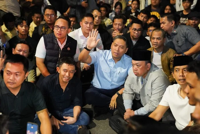 Muhammad Qodari menegaskan demokrasi membutuhkan ruang dialog setelah diskusi yang menghadirkan sejumlah pejabat pemerintah di UGM berujung aksi penolakan mahasiswa.