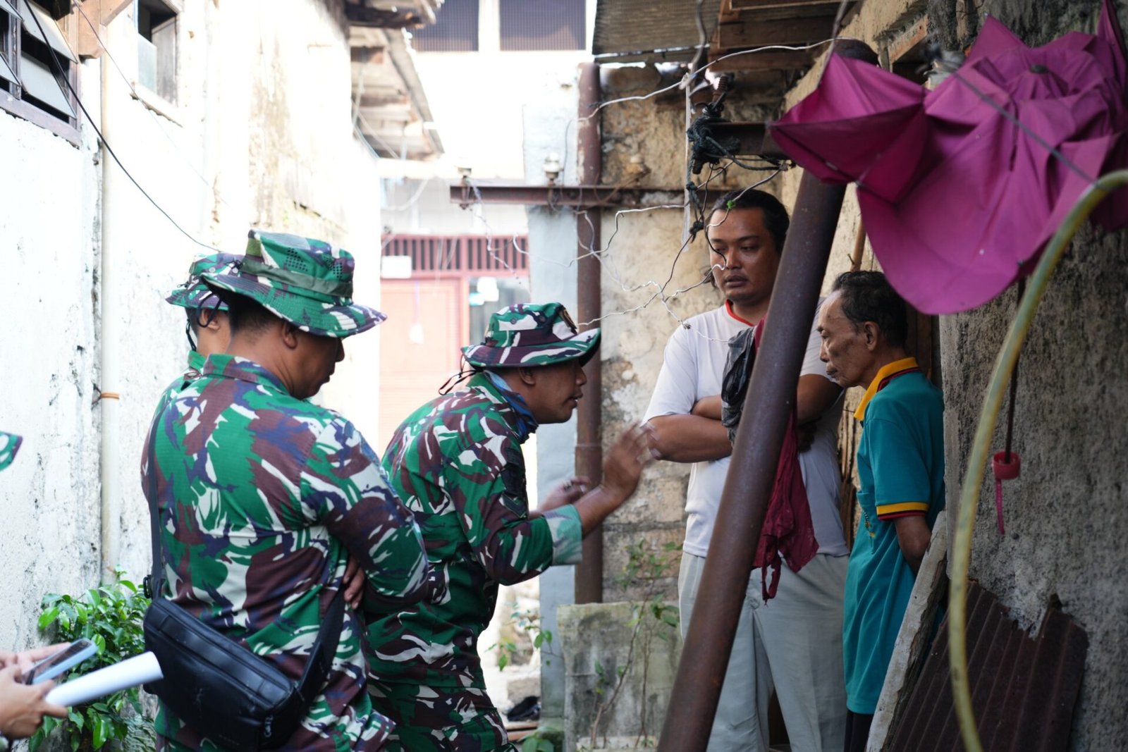 TNI AD Tertibkan Rumah Dinas di Atas Aset Negara Lenteng Agung untuk Dukung Kesiapan Satuan 2 TNI AD Tertibkan Rumah Dinas di Atas Aset Negara Lenteng Agung untuk Dukung Kesiapan Satuan
