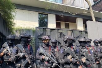 Dikawal Brimob Bersenjata, KPK Geledah Rumah Mewah Eks Wamen Imipas Silmy Karim