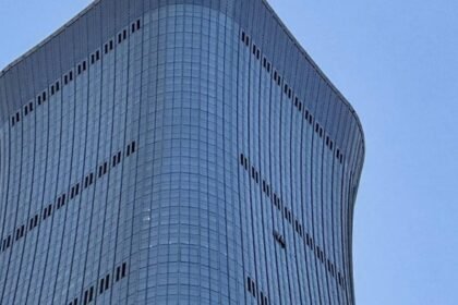 Pilot Tewas dan 13 Orang Luka Usai Pesawat Ringan Hantam Menara Tertinggi Beijing