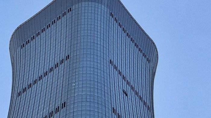 Pilot Tewas dan 13 Orang Luka Usai Pesawat Ringan Hantam Menara Tertinggi Beijing