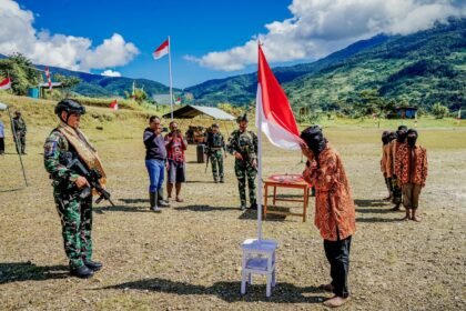 8 Anggota OPM Kiwirok Serahkan Senjata dan Kembali ke Pangkuan NKRI