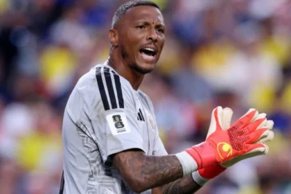 Tepis 20 Tembakan dalam 2 Laga, Eloy Room Jadi Kiper dengan Penyelamatan Terbanyak di Dunia