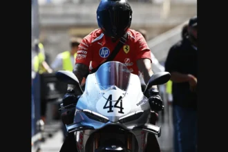 Gaya Sultan! Lewis Hamilton Tunggangi Superbike Langka Ducati ke Paddock F1 GP Monako