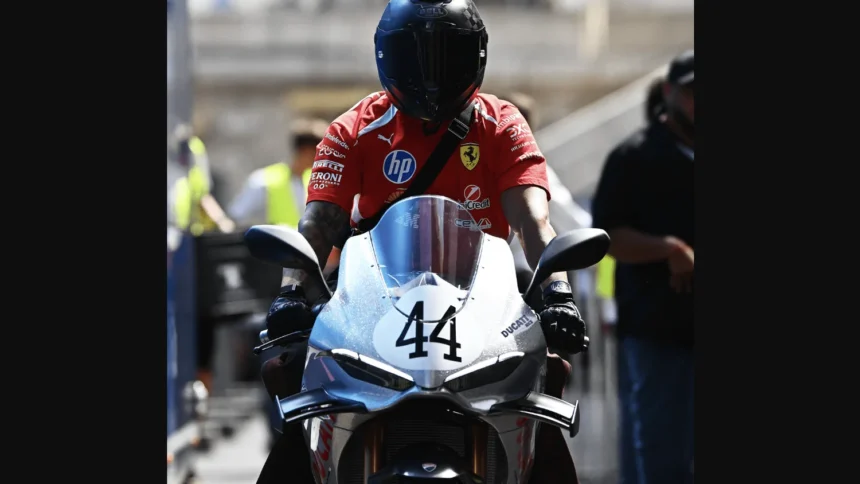 Gaya Sultan! Lewis Hamilton Tunggangi Superbike Langka Ducati ke Paddock F1 GP Monako