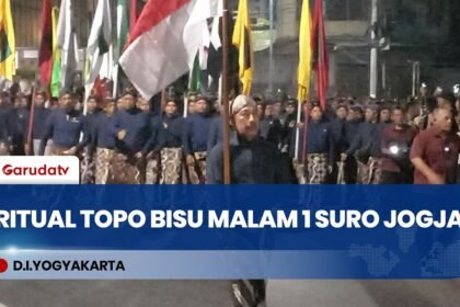 Ribuan Abdi Dalem dan Warga Lakukan Topo Bisu Mubeng Beteng Keraton Jogja di Malam 1 Suro