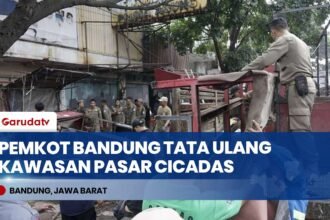 Pasca-Penertiban, Pedagang PKL Cicadas Bandung Terpaksa Bongkar Kios Secara Mandiri