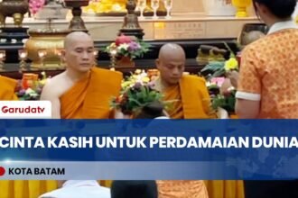 Di Tengah Konflik Global, Umat Buddha Batam Gaungkan Cinta Kasih Lewat Pradaksina Lilin