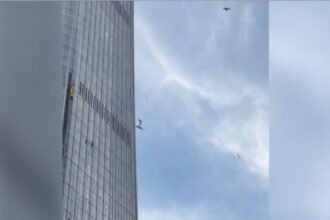 Detik-detik Pesawat Ringan Hantam Gedung 108 Lantai di Beijing, Saksi Dipaksa Hapus Video