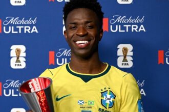 Vinicius Jr tampil luar biasa bersama Brasil pada Piala Dunia 2026 dengan meraih penghargaan MVP di seluruh pertandingan fase grup sekaligus menyamai rekor Lionel Messi dan Cristiano Ronaldo.