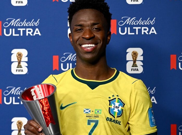 Vinicius Jr tampil luar biasa bersama Brasil pada Piala Dunia 2026 dengan meraih penghargaan MVP di seluruh pertandingan fase grup sekaligus menyamai rekor Lionel Messi dan Cristiano Ronaldo.