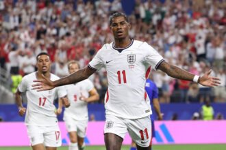 Jude Bellingham dan Marcus Rashford menjadi aktor penting saat Inggris menundukkan Kroasia 4-2 dalam laga terakhir Grup L Piala Dunia 2026 di Arlington, Amerika Serikat.