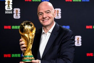 FIFA melonggarkan aturan membawa air minum ke stadion Piala Dunia 2026 setelah mendapat tekanan dan kritik dari suporter terkait faktor kesehatan serta cuaca panas.