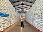 BULOG mencatat sejarah baru pengadaan pangan nasional setelah serapan gabah dan beras petani menembus 3 juta ton hingga awal Juni 2026, sekaligus memperkuat cadangan beras pemerintah di atas 5 juta ton.