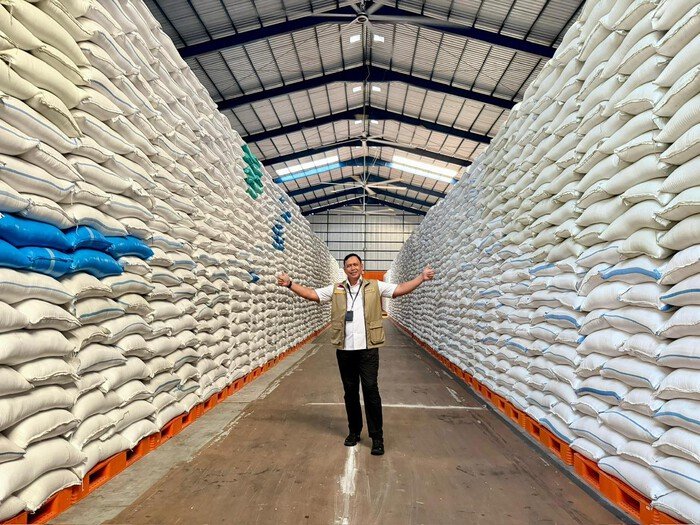 BULOG mencatat sejarah baru pengadaan pangan nasional setelah serapan gabah dan beras petani menembus 3 juta ton hingga awal Juni 2026, sekaligus memperkuat cadangan beras pemerintah di atas 5 juta ton.