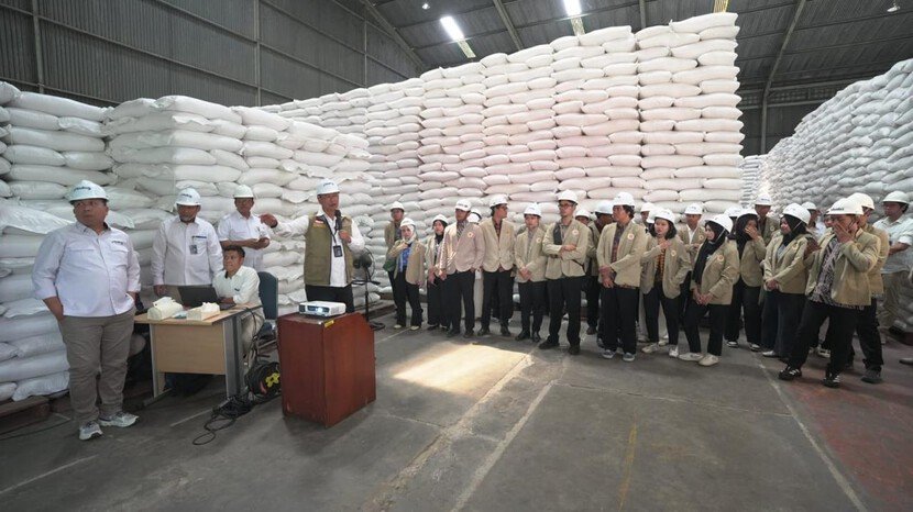 Bulog Buka Gudang untuk Mahasiswa UGM, Dirut: 'Mahasiswa Harus Lihat Langsung Pengelolaan CBP' 13 Bulog Buka Gudang untuk Mahasiswa UGM, Dirut: 'Mahasiswa Harus Lihat Langsung Pengelolaan CBP'