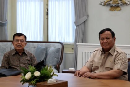 Presiden Prabowo Subianto menerima kunjungan Jusuf Kalla di Istana Kepresidenan Jakarta untuk membahas percepatan pembangunan energi hijau dan penguatan swasembada energi nasional guna mendukung target pertumbuhan ekonomi 8 persen.