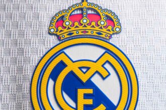 Real Madrid dikabarkan membidik tiga striker berbiaya rendah untuk memperkuat lini depan di era baru Jose Mourinho.