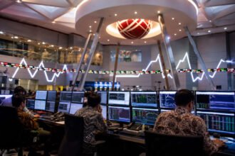 IHSG diproyeksikan bergerak terbatas pada awal pekan setelah ditutup melemah di akhir perdagangan pekan lalu akibat tekanan sentimen global, aksi jual investor asing, serta kehati-hatian pasar menunggu data ekonomi dan keputusan lembaga pemeringkat.