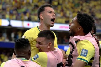 Brasil memastikan tiket ke babak 16 besar Piala Dunia 2026 setelah melakukan comeback dramatis dan menundukkan Jepang 2-1 berkat gol Casemiro serta Gabriel Martinelli pada masa injury time.