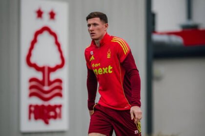 Elliot Anderson menjadi incaran Manchester City dan Manchester United setelah tampil impresif bersama Nottingham Forest.
