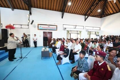 Presiden Prabowo Subianto saat meninjau Sekolah Rakyat Menengah Pertama 17 Tabanan, Bali, dan meminta percepatan pembangunan Sekolah Rakyat guna menampung tingginya minat masyarakat terhadap program pendidikan tersebut.