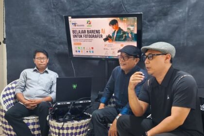 Peserta workshop 'Belajar Bareng AI untuk Fotografer' mempelajari berbagai teknologi kecerdasan buatan yang dapat membantu proses editing, produksi konten visual, hingga pengembangan ide kreatif di era digital.