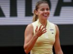 Maja Chwalinska menunjukkan sportivitas tinggi usai kalah dari Mirra Andreeva pada final French Open 2026 dan sukses mencuri perhatian publik tenis dunia.