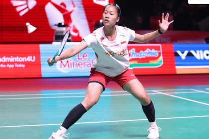 Putri KW gagal melangkah ke semifinal Indonesia Open 2026 usai ditaklukkan Chen Yu Fei dalam duel ketat dua gim langsung di Istora Senayan.