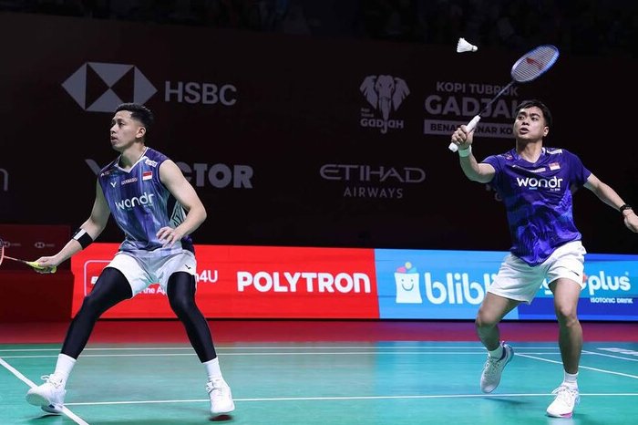 Muhammad Rian Ardianto dan Rahmat Hidayat harus mengakhiri perjuangan lebih awal di Indonesia Open 2026 setelah dikalahkan unggulan kedelapan asal Jepang, Takuro Hoki/Yugo Kobayashi, dalam dua gim langsung di Istora Senayan.
