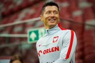 Robert Lewandowski menjadi salah satu nama paling panas di bursa transfer setelah berpisah dengan Barcelona dan membuka peluang melanjutkan karier di Liga Arab Saudi.