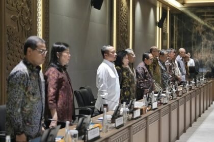 Mensesneg Prasetyo Hadi mengibaratkan pengelolaan ekonomi nasional seperti tim sepak bola yang membutuhkan koordinasi antarlembaga agar setiap kebijakan saling mendukung di tengah ketidakpastian ekonomi global.