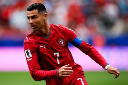 Cristiano Ronaldo kembali menjadi sorotan setelah Portugal gagal menang pada laga pembuka Piala Dunia 2026, namun Francisco Conceicao menegaskan timnya tidak memiliki kewajiban khusus untuk selalu melayani sang kapten.