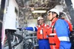 Pemasangan PLTS dan sistem baterai pada Kapal Oil Barge Patra 2303 menjadi langkah baru Pertamina dalam mempercepat transisi energi bersih di sektor maritim sekaligus menekan emisi karbon dan konsumsi bahan bakar diesel.