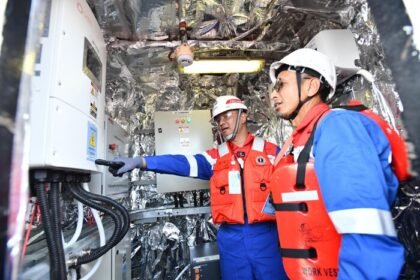 Pemasangan PLTS dan sistem baterai pada Kapal Oil Barge Patra 2303 menjadi langkah baru Pertamina dalam mempercepat transisi energi bersih di sektor maritim sekaligus menekan emisi karbon dan konsumsi bahan bakar diesel.