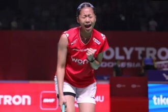 Putri KW melaju ke perempat final Indonesia Open 2026 setelah menundukkan Michelle Li dalam laga tiga gim yang sengit di Istora Senayan.