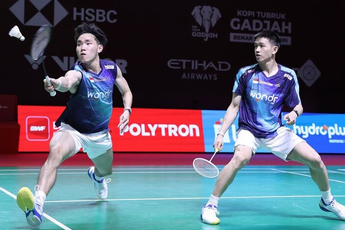 Raymond Indra dan Nikolaus Joaquin tampil dominan saat mengalahkan pasangan Jepang Kakeru Kumagai/Hiroki Nishi dua gim langsung untuk memastikan tempat di babak 16 besar Indonesia Open 2026.
