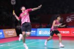 Sabar/Reza tampil solid dan sukses melangkah ke perempat final Indonesia Open 2026 usai menundukkan wakil China dalam tiga gim di Istora Senayan.